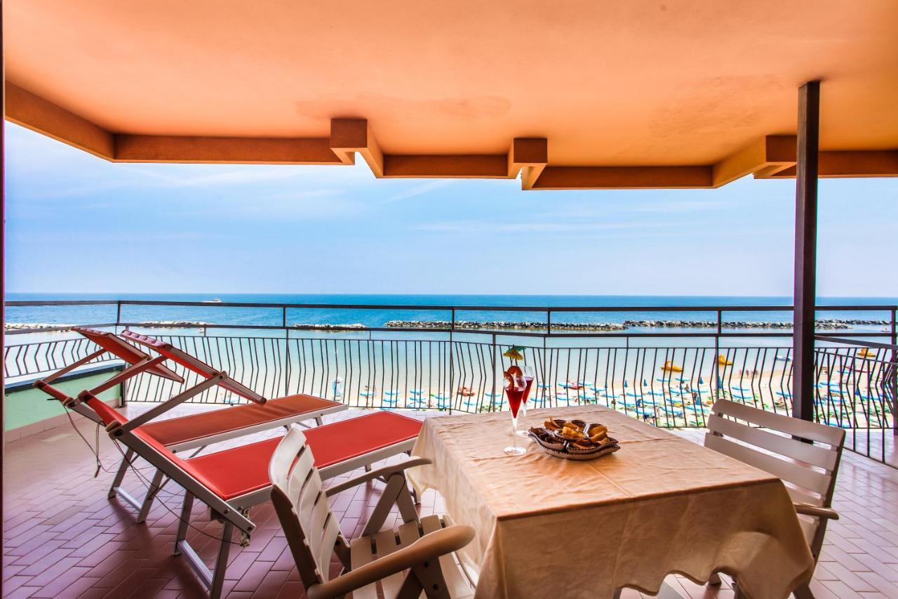 Hotel Cola Frontemare Bellaria-Igea Marina Eksteriør billede